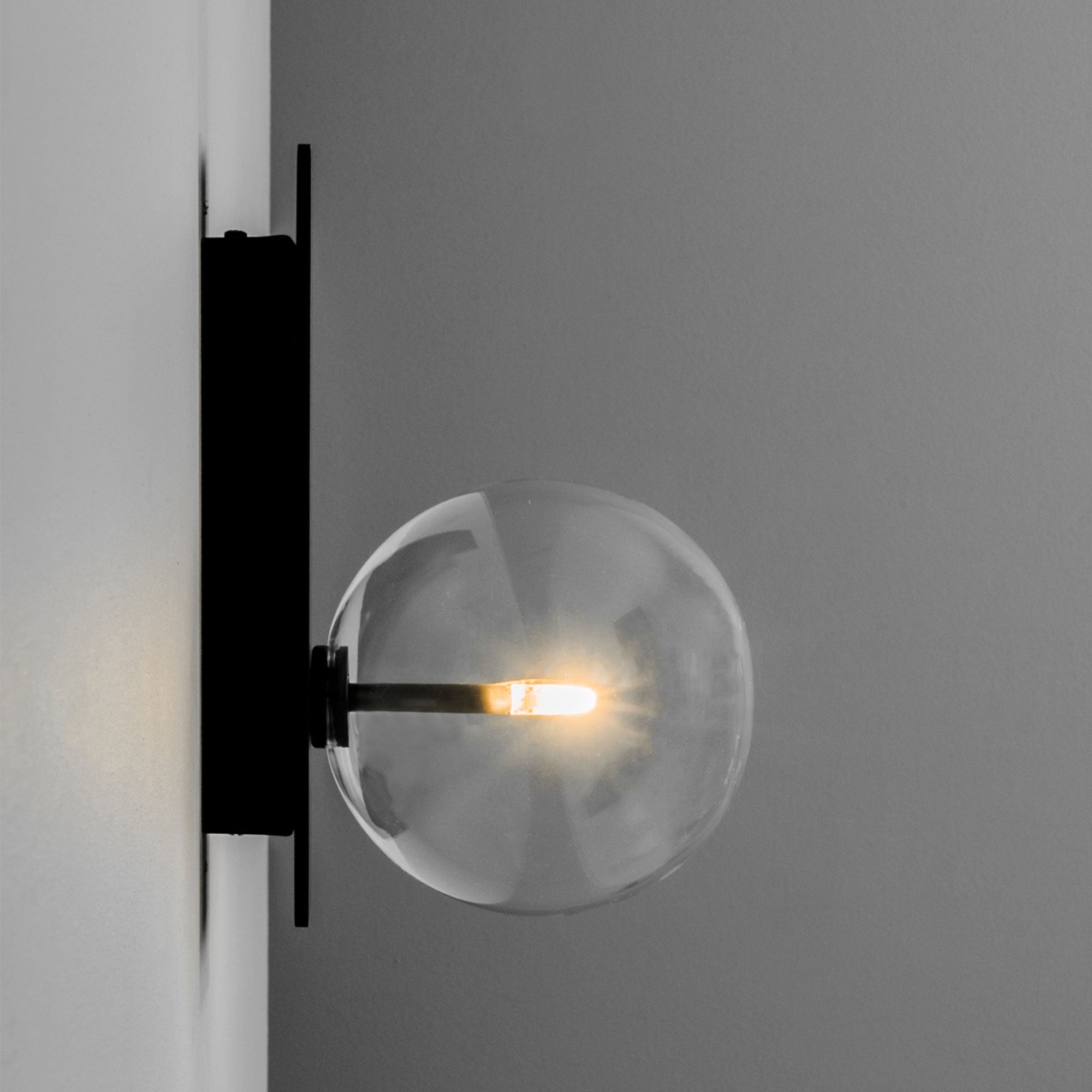Schwung Oslo Single Black Gunmetal Transparent Globe Wall Light